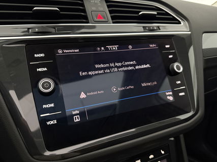 Volkswagen Tiguan 1.4 TSI eHybrid 225PK R-Line | Pano | IQ Light | Virtual | Carplay | Trekh | 18"LMV