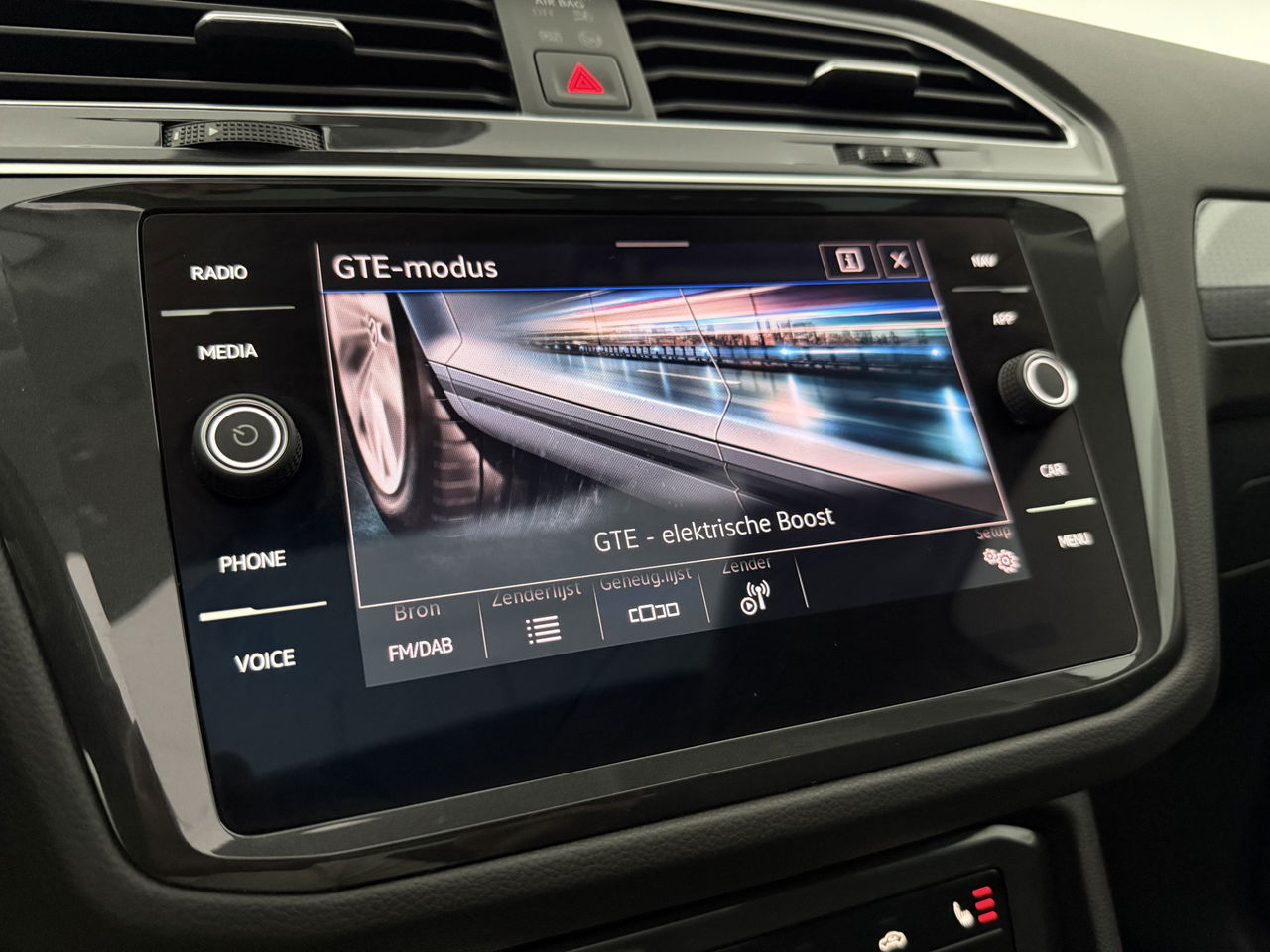 Volkswagen Tiguan 1.4 TSI eHybrid 225PK R-Line | Pano | IQ Light | Virtual | Carplay | Trekh | 18"LMV
