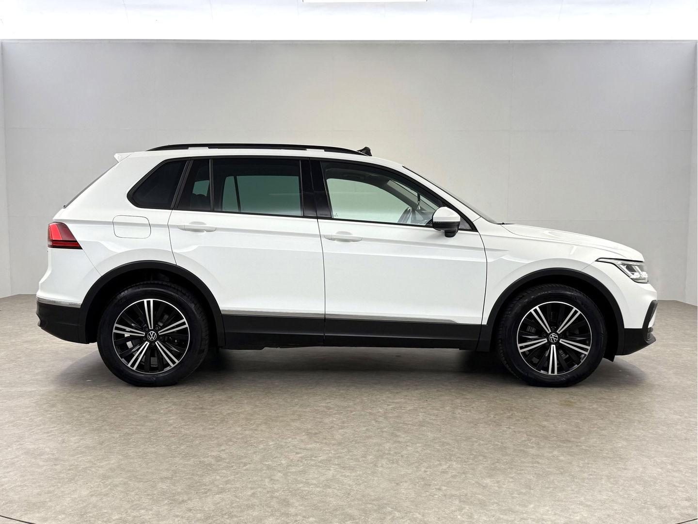 Volkswagen Tiguan 1.4 TSI eHybrid 225PK R-Line | Pano | IQ Light | Virtual | Stuur/Stoelverw. l Carplay | Trekh.
