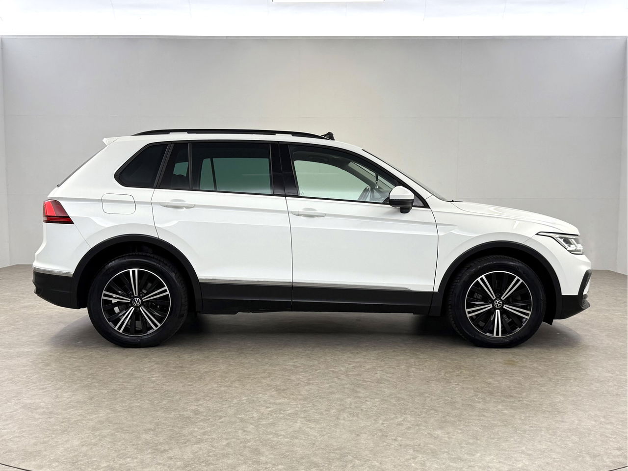 Volkswagen Tiguan 1.4 TSI eHybrid 225PK R-Line | Pano | IQ Light | Virtual | Carplay | Trekh | 18"LMV