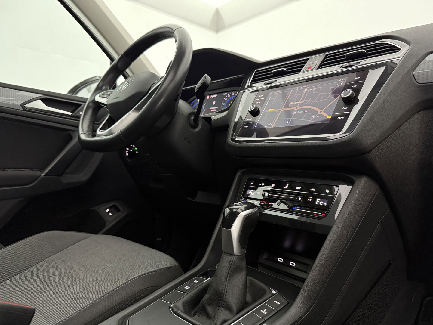 Volkswagen Tiguan 1.4 TSI eHybrid 225PK R-Line | Pano | IQ Light | Virtual | Stuur/Stoelverw. l Carplay | Trekh.