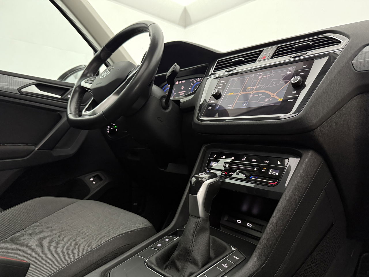 Volkswagen Tiguan 1.4 TSI eHybrid 225PK R-Line | Pano | IQ Light | Virtual | Carplay | Trekh | 18"LMV