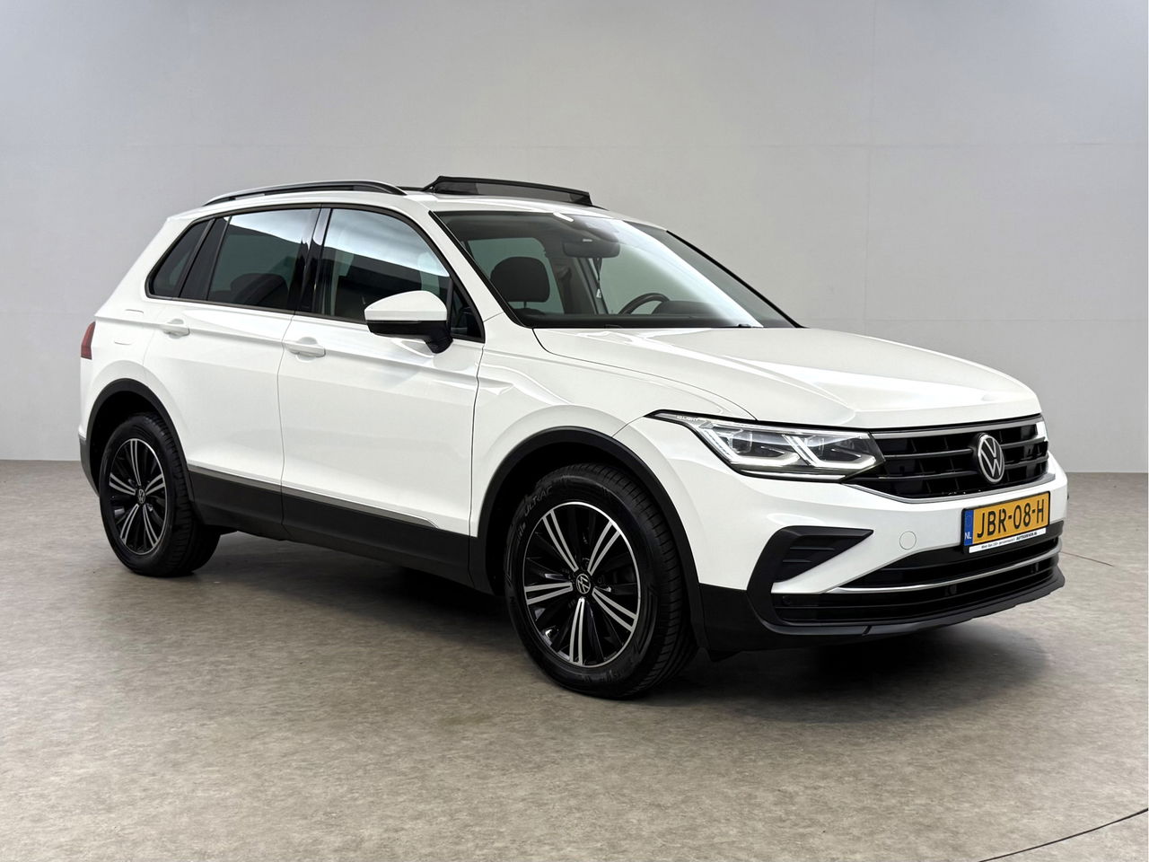 Volkswagen Tiguan 1.4 TSI eHybrid 225PK R-Line | Pano | IQ Light | Virtual | Carplay | Trekh | 18"LMV
