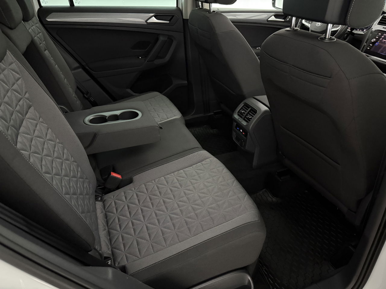 Volkswagen Tiguan 1.4 TSI eHybrid 225PK R-Line | Pano | IQ Light | Virtual | Carplay | Trekh | 18"LMV