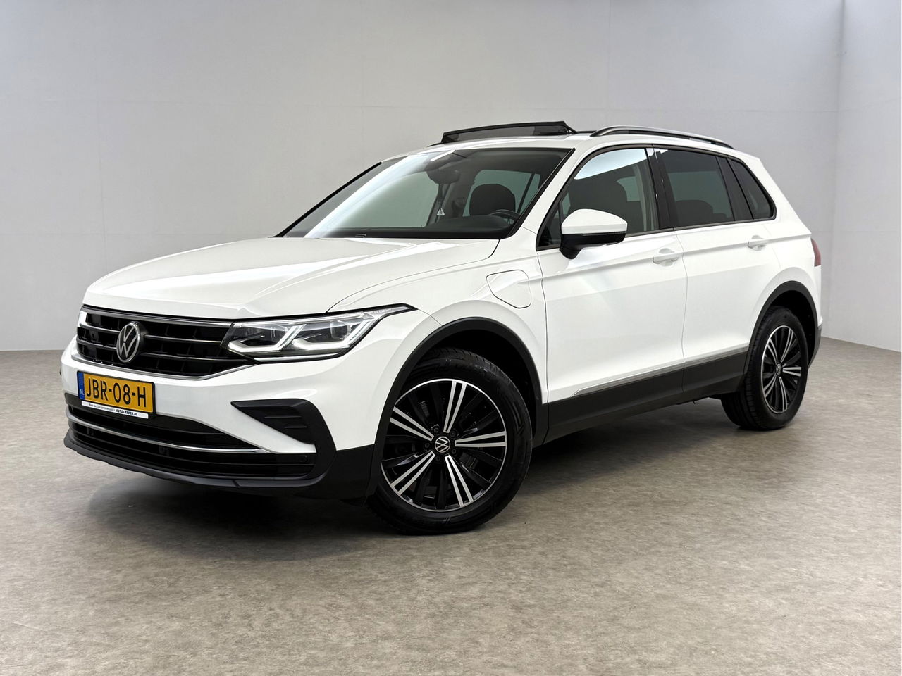 Volkswagen Tiguan 1.4 TSI eHybrid 225PK R-Line | Pano | IQ Light | Virtual | Carplay | Trekh | 18"LMV