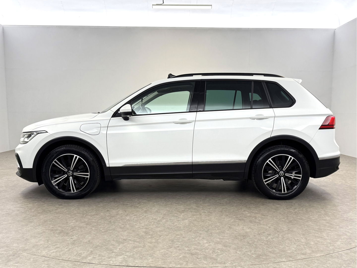 Volkswagen Tiguan 1.4 TSI eHybrid 225PK R-Line | Pano | IQ Light | Virtual | Stuur/Stoelverw. l Carplay | Trekh.