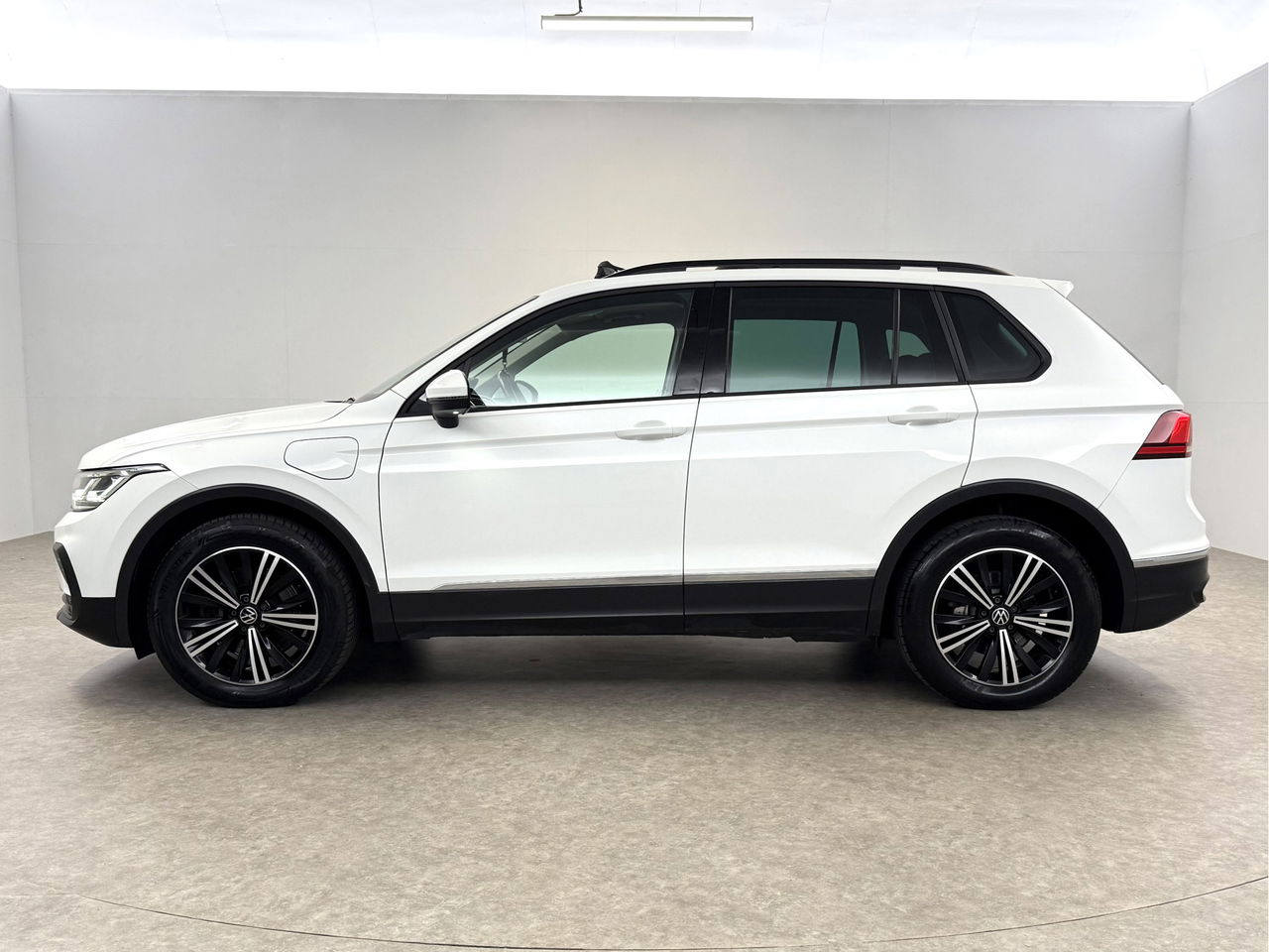 Volkswagen Tiguan 1.4 TSI eHybrid 225PK R-Line | Pano | IQ Light | Virtual | Carplay | Trekh | 18"LMV