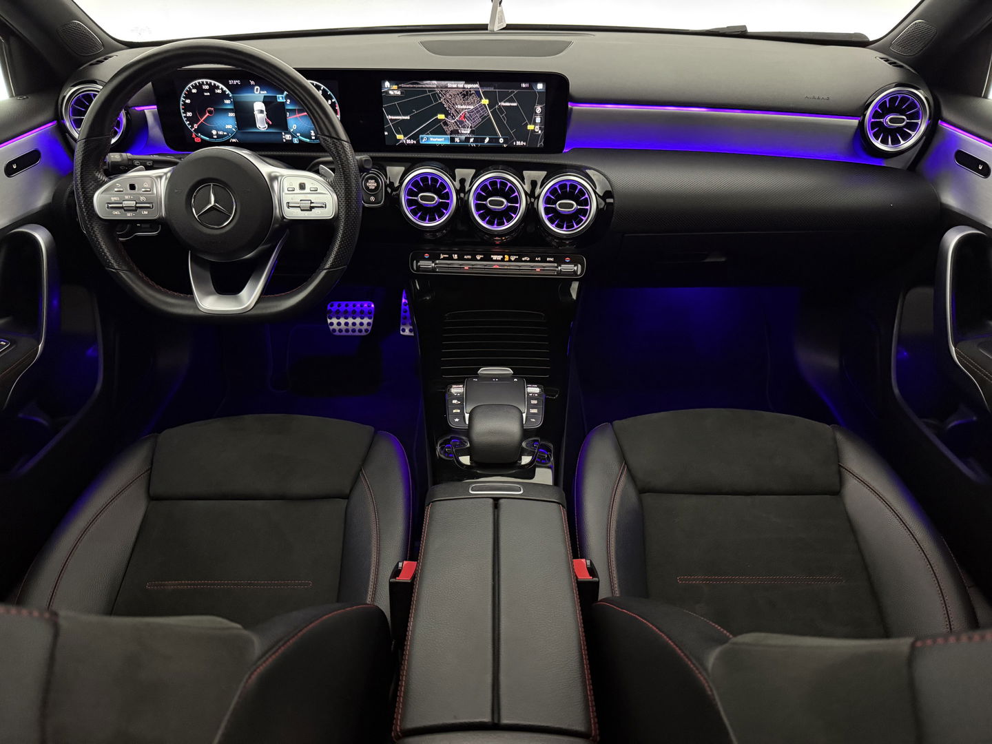 Mercedes-Benz A-Klasse 180 AMG | Pano | Sfeerverl. | Virtual | Carplay | Cruise | Parkeersens. | NAP