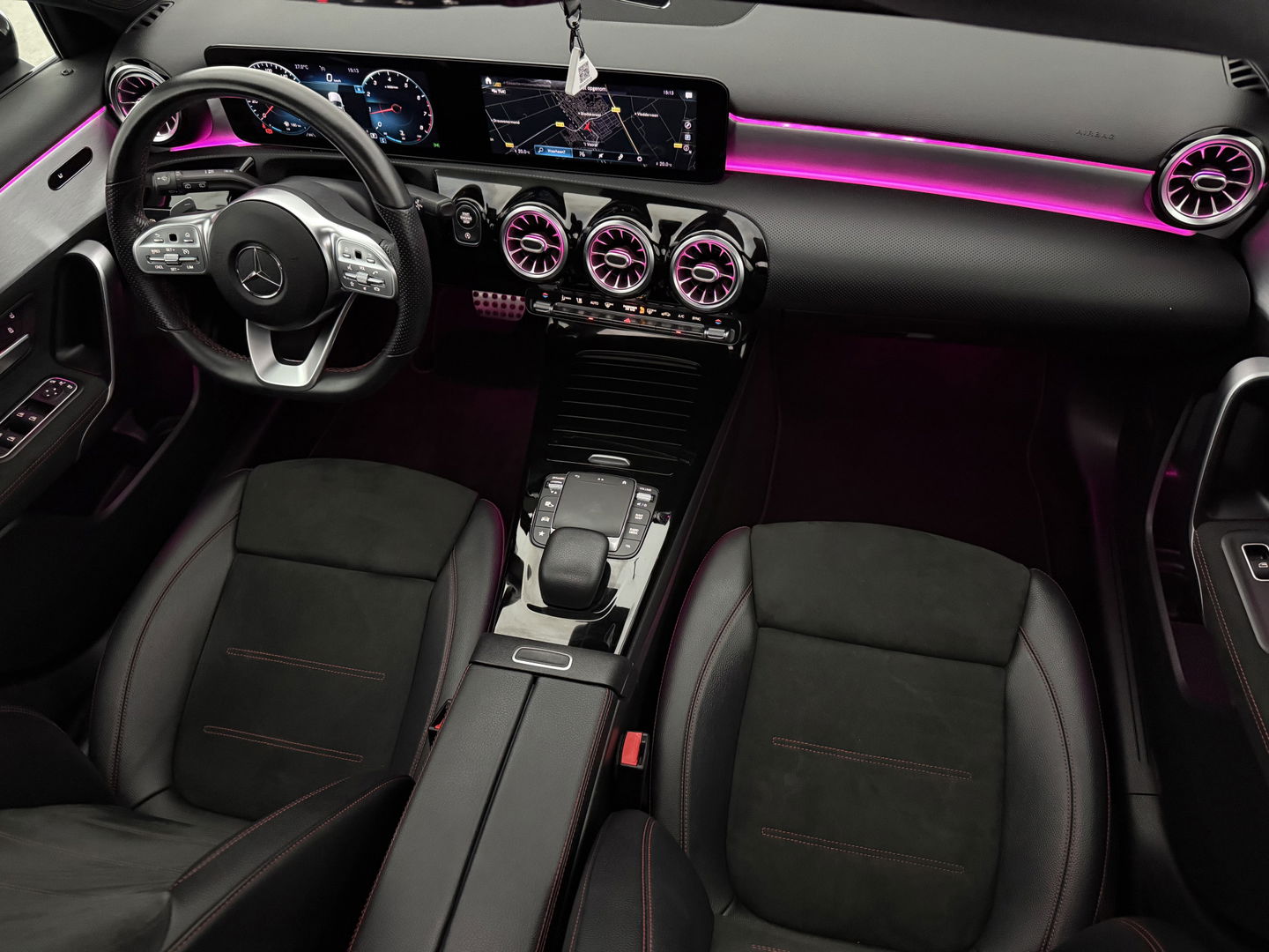 Mercedes-Benz A-Klasse 180 AMG | Pano | Sfeerverl. | Virtual | Carplay | Cruise | Parkeersens. | NAP