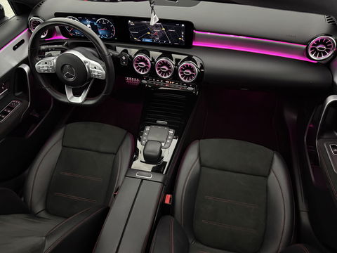 Mercedes-Benz A-Klasse 180 AMG | Pano | Sfeerverl. | Virtual | Carplay | Cruise | Parkeersens. | NAP