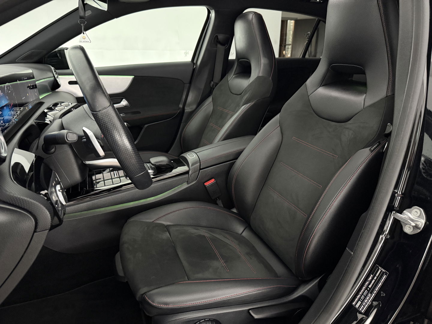 Mercedes-Benz A-Klasse 180 AMG | Pano | Sfeerverl. | Virtual | Carplay | Cruise | Parkeersens. | NAP