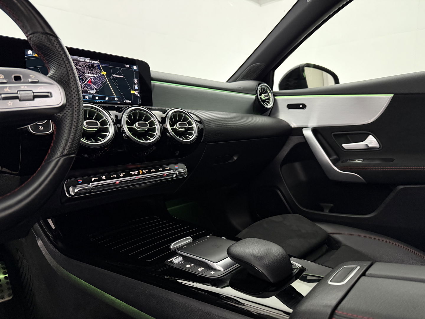 Mercedes-Benz A-Klasse 180 AMG | Pano | Sfeerverl. | Virtual | Carplay | Cruise | Parkeersens. | NAP