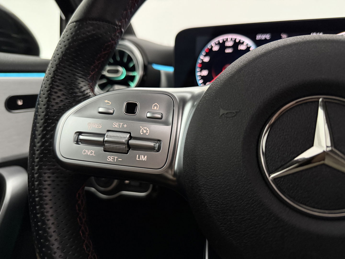 Mercedes-Benz A-Klasse 180 AMG | Pano | Sfeerverl. | Virtual | Carplay | Cruise | Parkeersens. | NAP