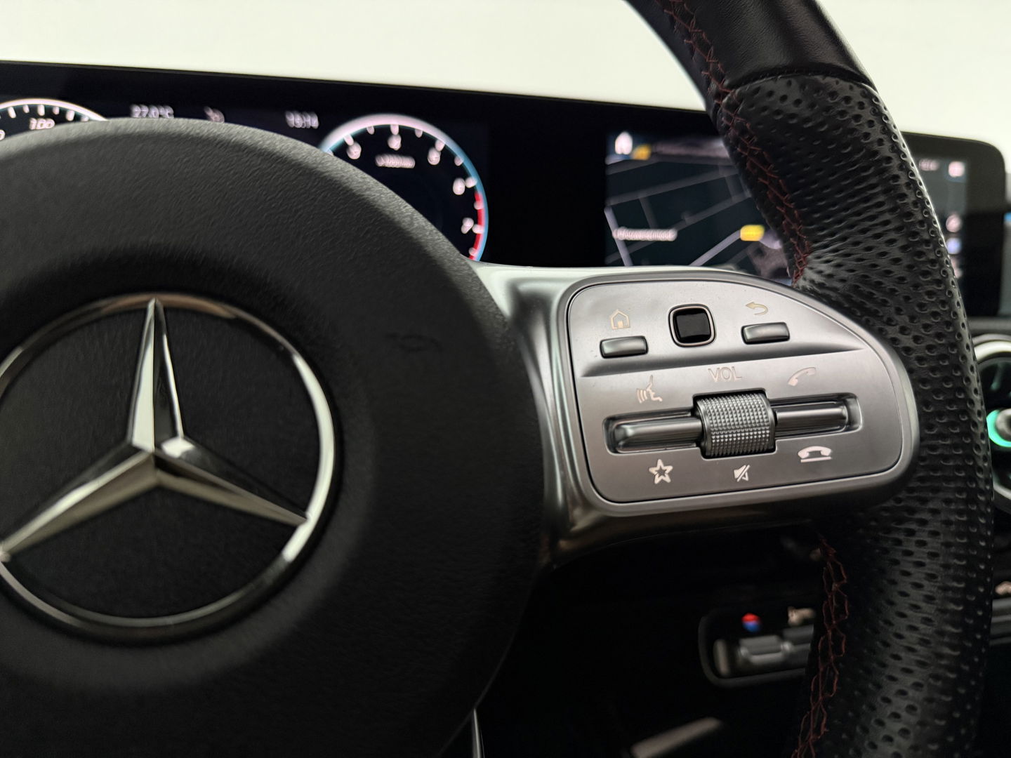 Mercedes-Benz A-Klasse 180 AMG | Pano | Sfeerverl. | Virtual | Carplay | Cruise | Parkeersens. | NAP