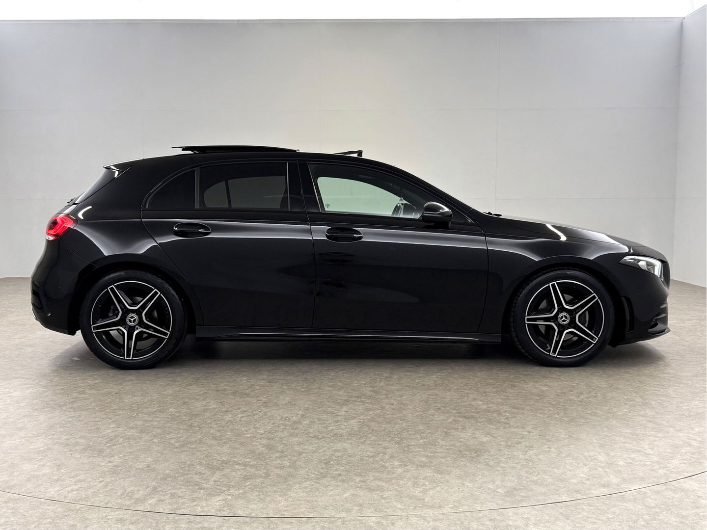 Mercedes-Benz A-Klasse 180 AMG | Pano | Sfeerverl. | Virtual | Carplay | Cruise | Parkeersens. | NAP