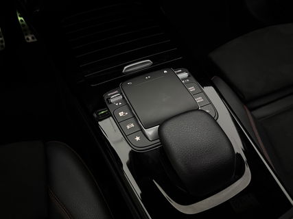 Mercedes-Benz A-Klasse 180 AMG | Pano | Sfeerverl. | Virtual | Carplay | Cruise | Parkeersens. | NAP