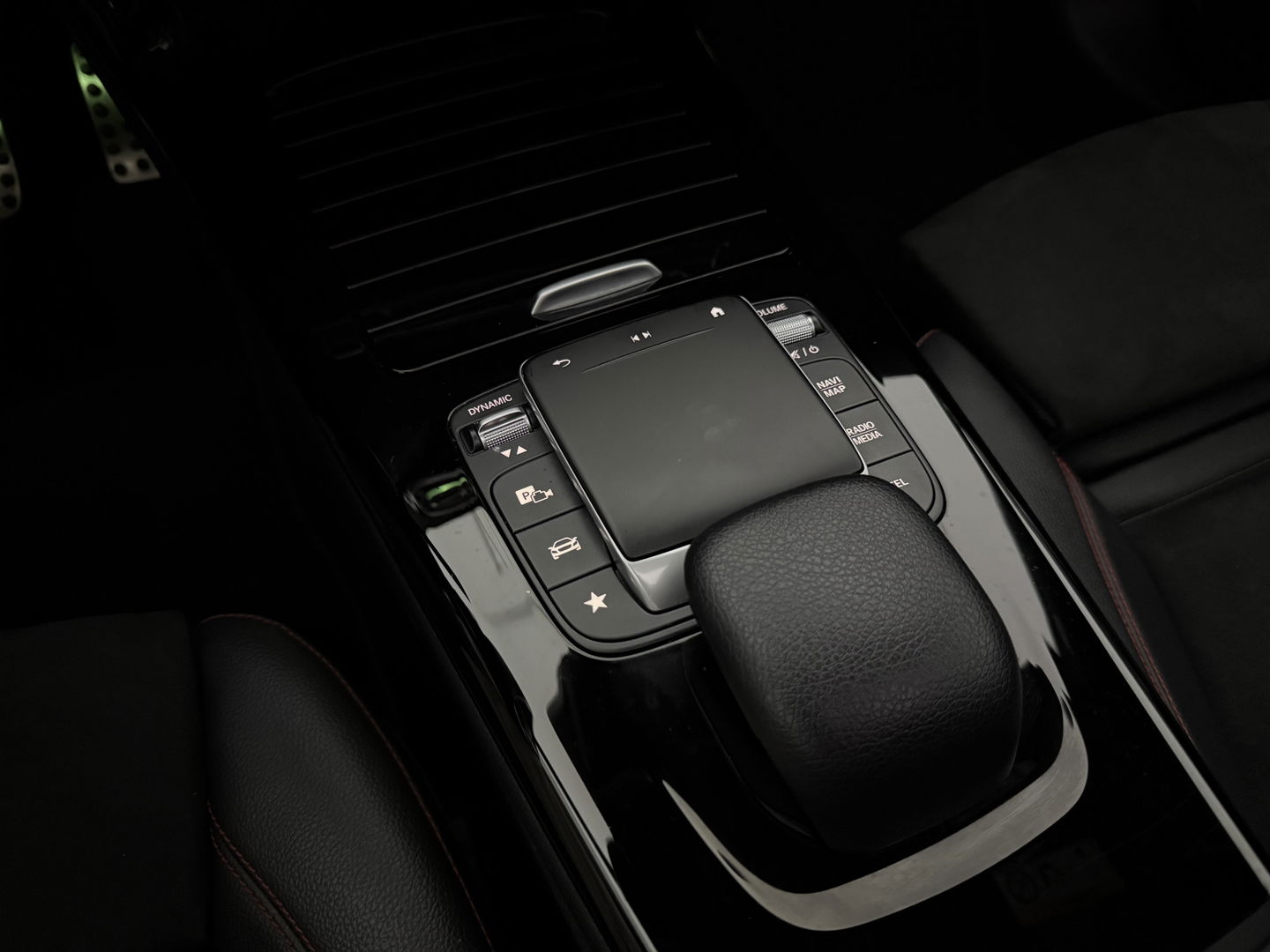 Mercedes-Benz A-Klasse 180 AMG | Pano | Sfeerverl. | Virtual | Carplay | Cruise | Parkeersens. | NAP