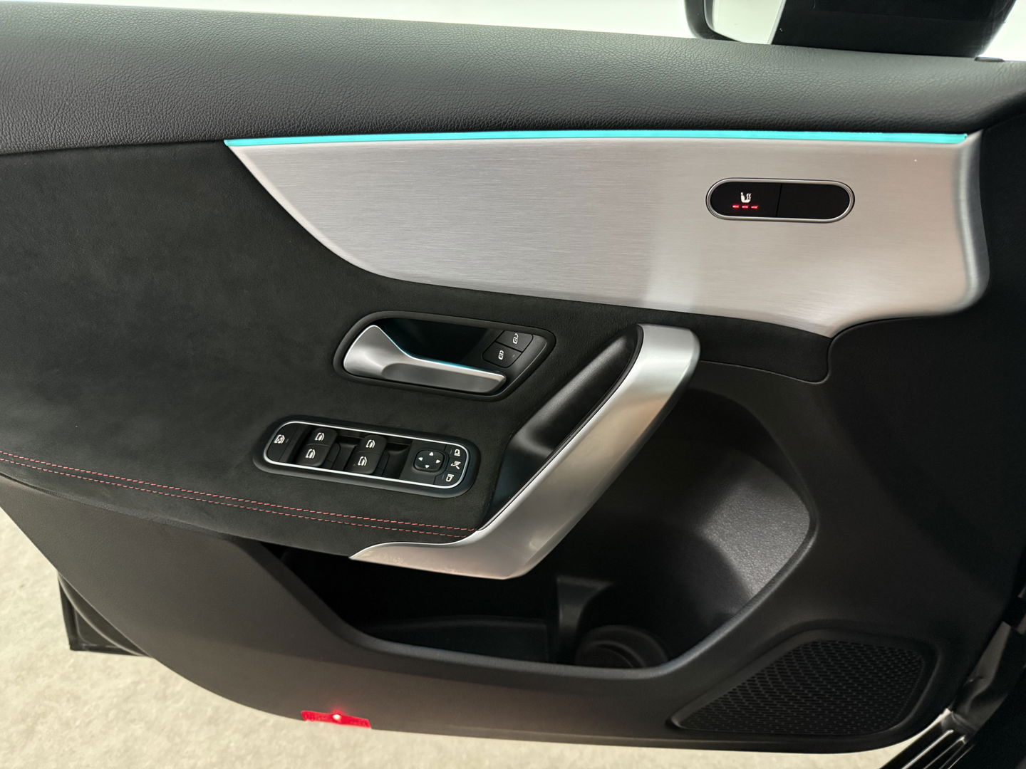 Mercedes-Benz A-Klasse 180 AMG | Pano | Sfeerverl. | Virtual | Carplay | Cruise | Parkeersens. | NAP