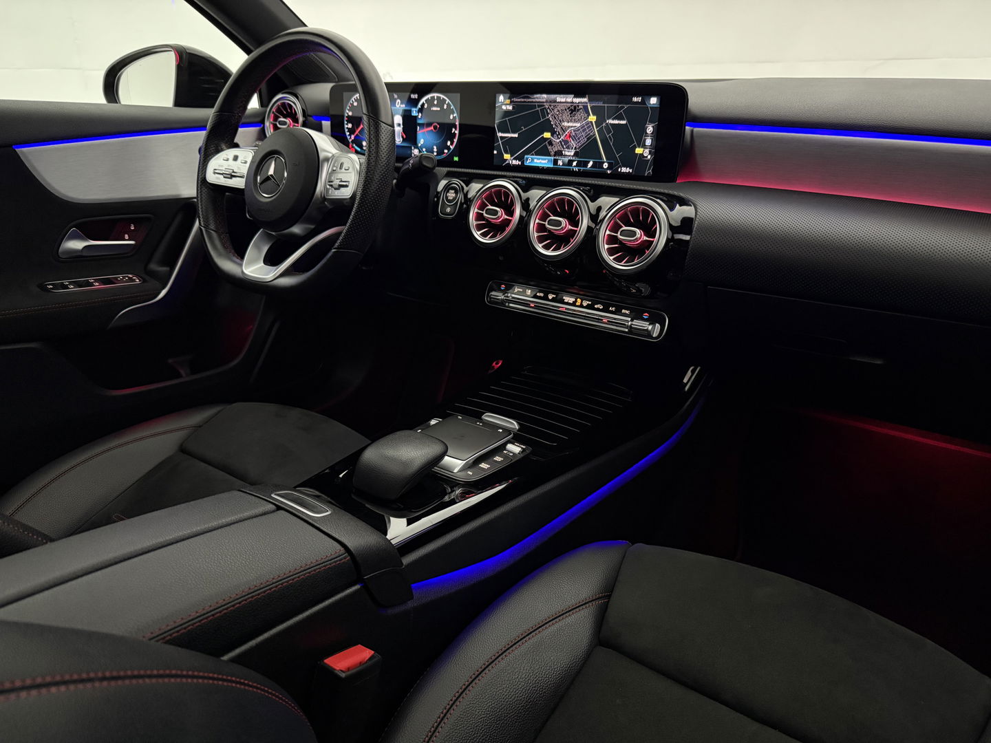 Mercedes-Benz A-Klasse 180 AMG | Pano | Sfeerverl. | Virtual | Carplay | Cruise | Parkeersens. | NAP