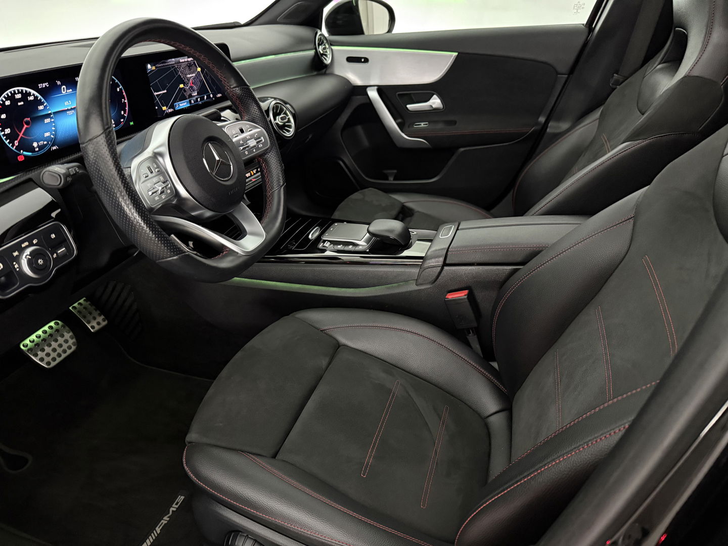 Mercedes-Benz A-Klasse 180 AMG | Pano | Sfeerverl. | Virtual | Carplay | Cruise | Parkeersens. | NAP