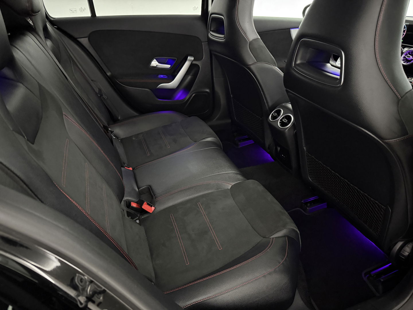 Mercedes-Benz A-Klasse 180 AMG | Pano | Sfeerverl. | Virtual | Carplay | Cruise | Parkeersens. | NAP