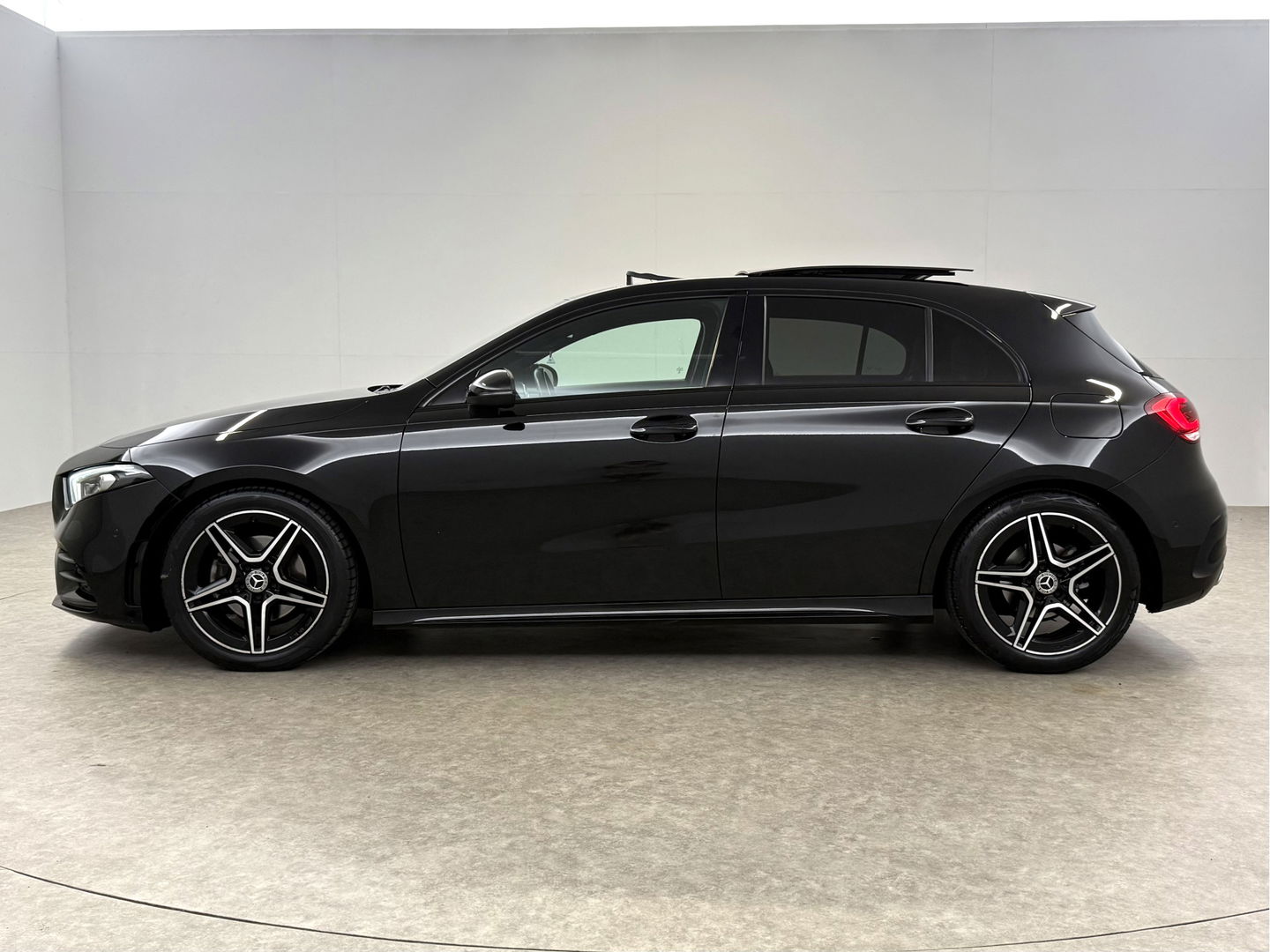Mercedes-Benz A-Klasse 180 AMG | Pano | Sfeerverl. | Virtual | Carplay | Cruise | Parkeersens. | NAP