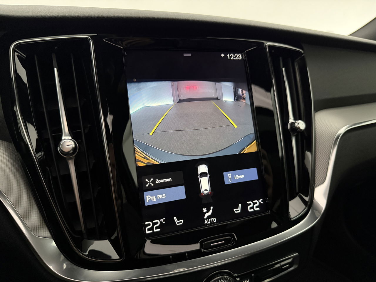 Volvo V60 2.0 T4 R-Design | 191PK | Panoramadak |  LED | Virtual Cockpit | Memory seats | Camera | Carplay | Cruisecontr.