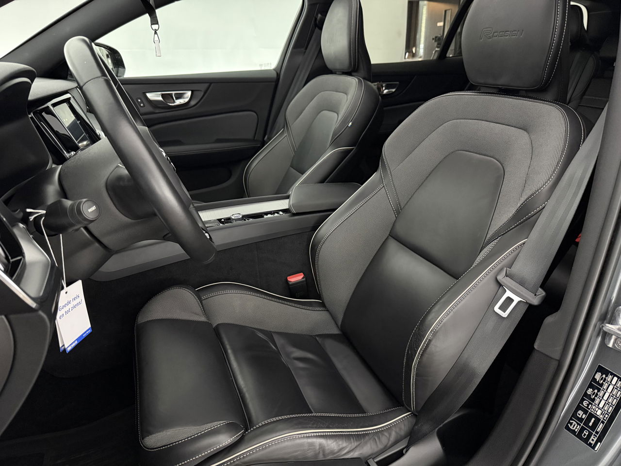 Volvo V60 2.0 T4 R-Design | 191PK | Panoramadak |  LED | Virtual Cockpit | Memory seats | Camera | Carplay | Cruisecontr.