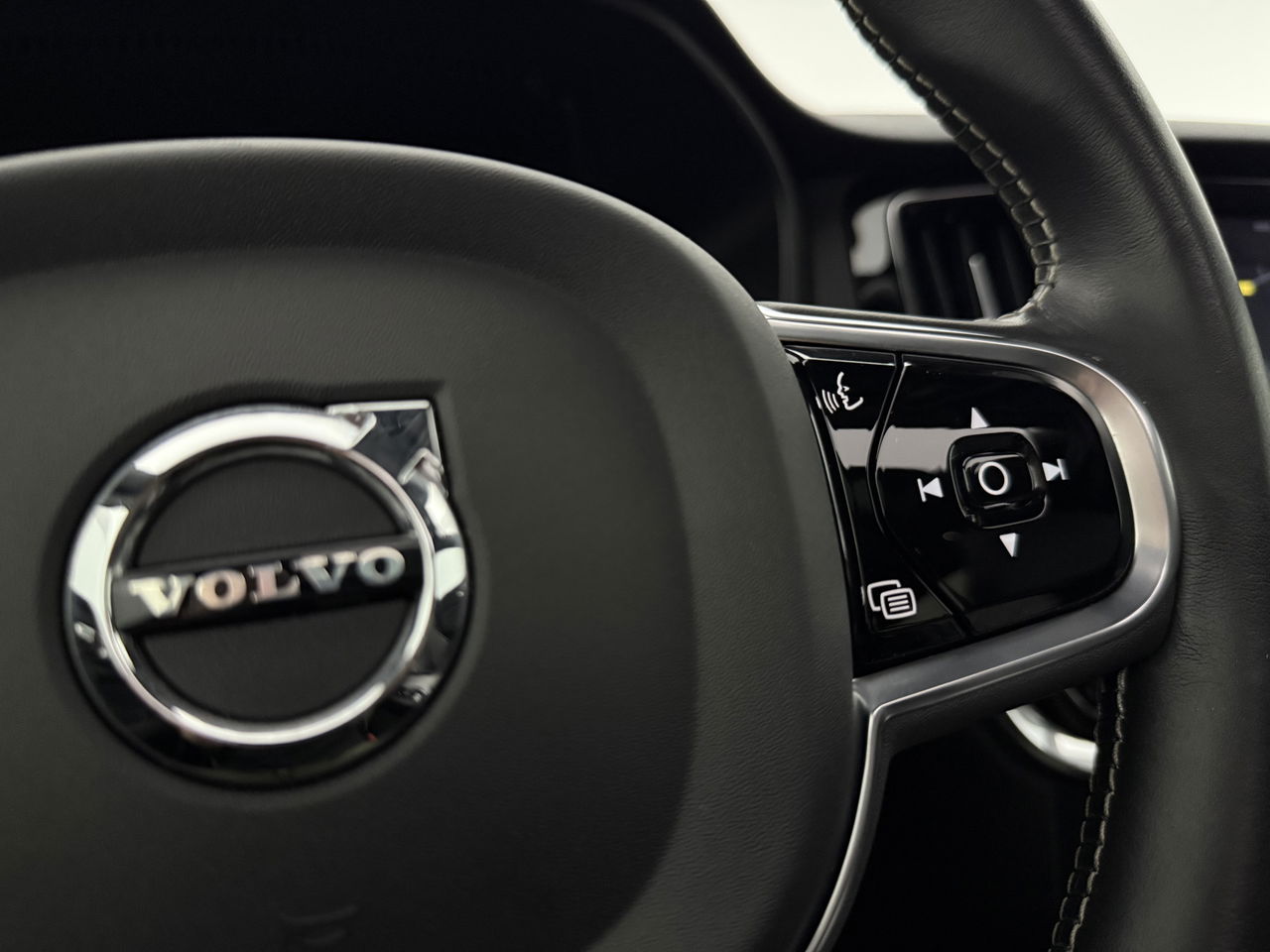 Volvo V60 2.0 T4 R-Design | 191PK | Panoramadak |  LED | Virtual Cockpit | Memory seats | Camera | Carplay | Cruisecontr.