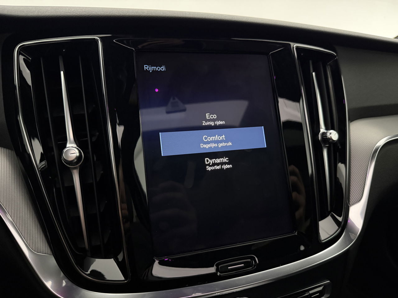 Volvo V60 2.0 T4 R-Design | 191PK | Panoramadak |  LED | Virtual Cockpit | Memory seats | Camera | Carplay | Cruisecontr.