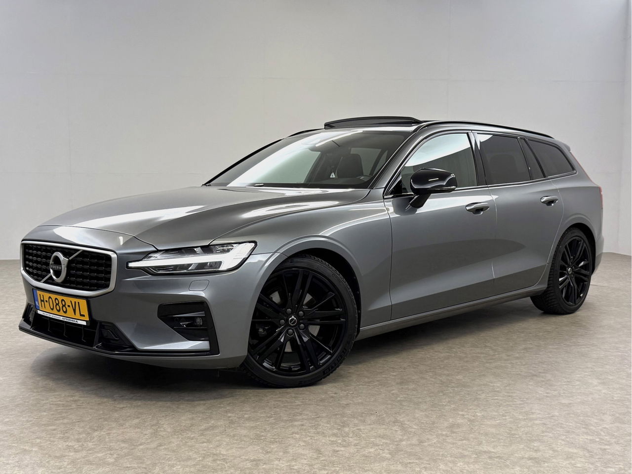 Volvo V60 2.0 T4 R-Design | 191PK | Panoramadak |  LED | Virtual Cockpit | Memory seats | Camera | Carplay | Cruisecontr.