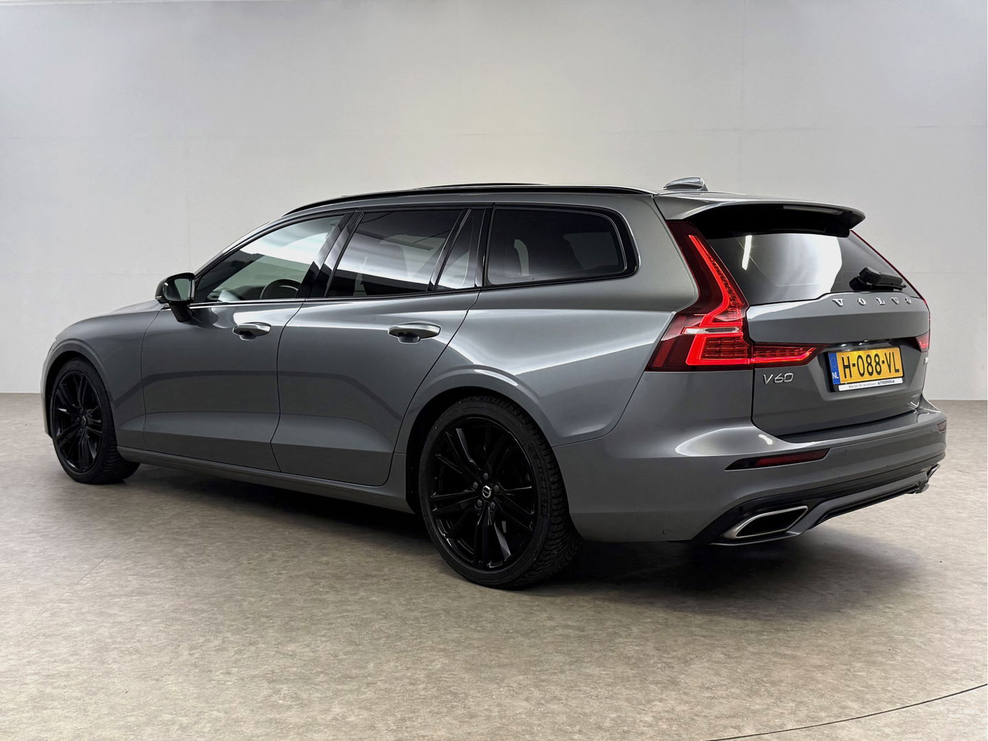 Volvo V60 2.0 T4 R-Design | 191PK | Pano |  LED | Virtual | Memory | Stoelverw. | Camera | Carplay | Cruise