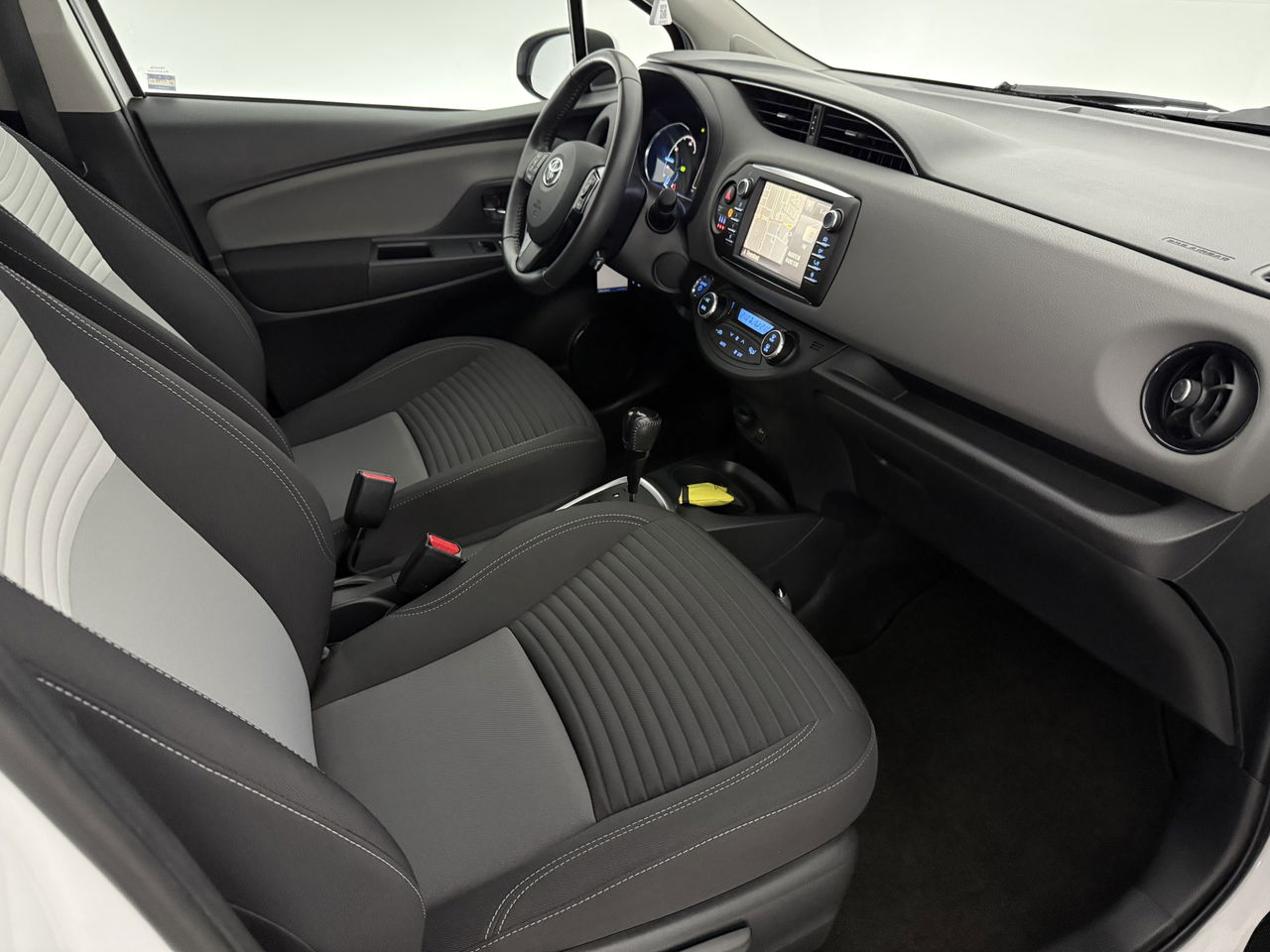 Toyota Yaris 1.5 Hybrid Dynamic | Camera | Clima | Cruise | Navigatie | LED