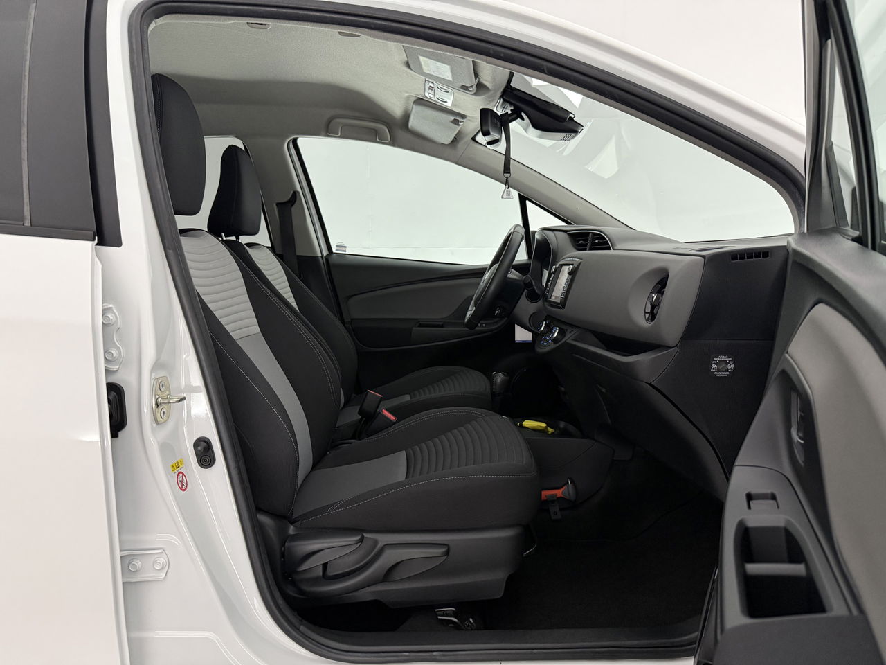Toyota Yaris 1.5 Hybrid Dynamic | Camera | Clima | Cruise | Navigatie | LED