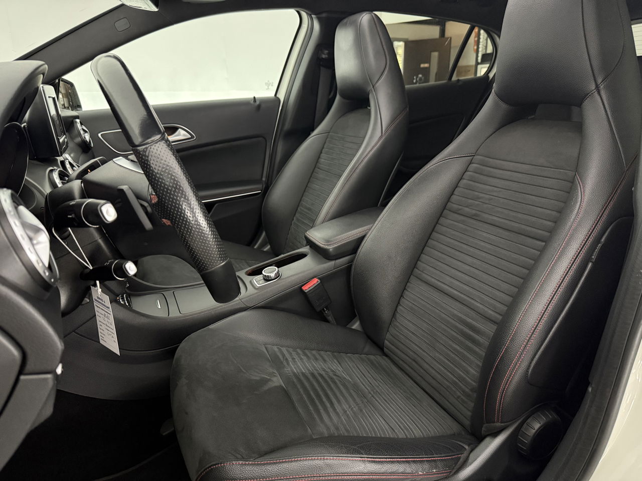 Mercedes-Benz GLA 200 AMG | 157PK | Panoramadak | LED | Airco | Cruise | Navigatie | Parkeersens. | 19''LMV