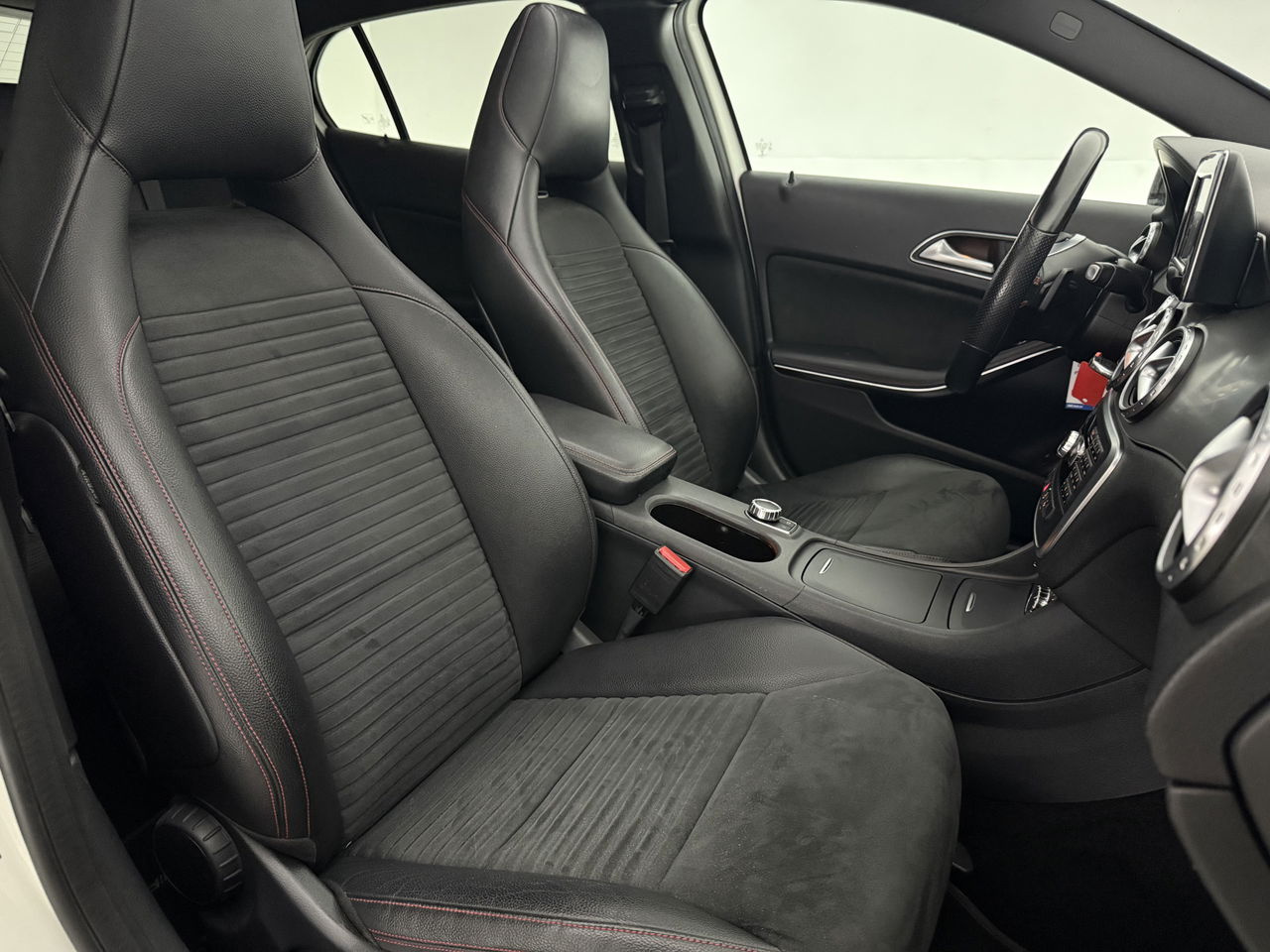 Mercedes-Benz GLA 200 AMG | 157PK | Panoramadak | LED | Airco | Cruise | Navigatie | Parkeersens. | 19''LMV
