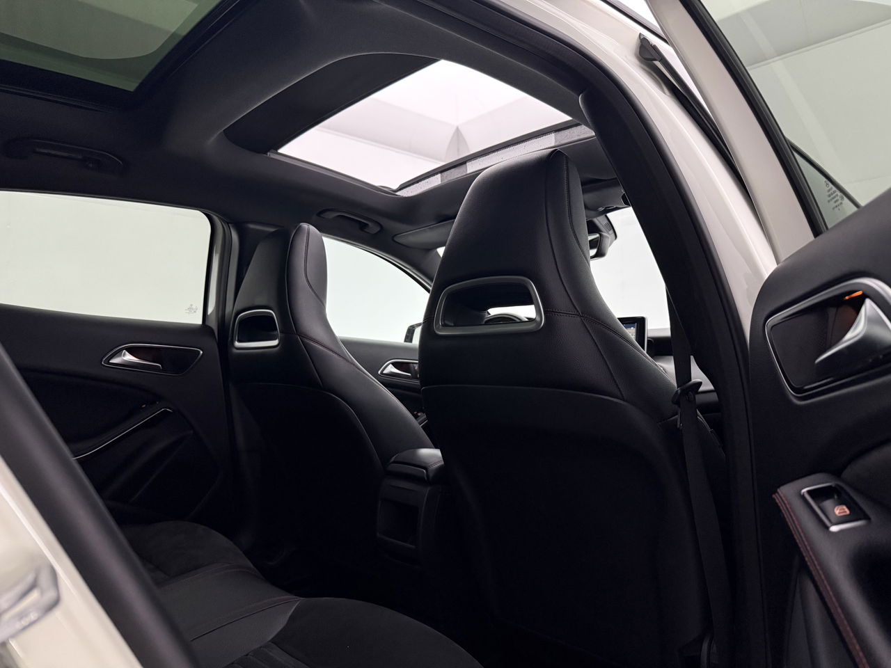 Mercedes-Benz GLA 200 AMG | 157PK | Panoramadak | LED | Airco | Cruise | Navigatie | Parkeersens. | 19''LMV