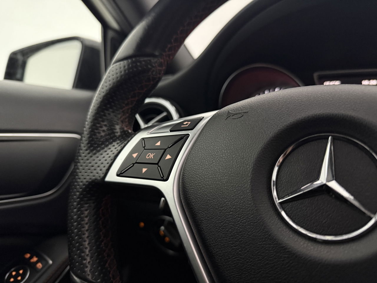 Mercedes-Benz GLA 200 AMG | 157PK | Panoramadak | LED | Airco | Cruise | Navigatie | Parkeersens. | 19''LMV