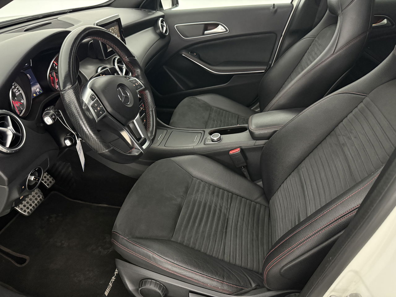Mercedes-Benz GLA 200 AMG | 157PK | Panoramadak | LED | Airco | Cruise | Navigatie | Parkeersens. | 19''LMV