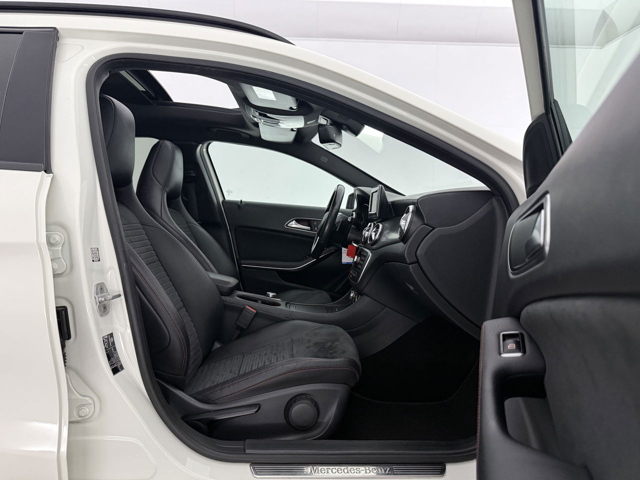 Mercedes-Benz GLA 200 AMG | 157PK | Panoramadak | LED | Airco | Cruise | Navigatie | Parkeersens. | 19''LMV