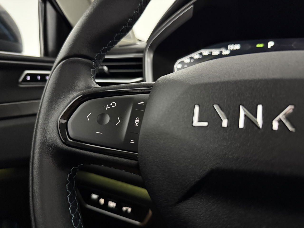 Lynk Co 01 1.5 262PK Pano LED Sfeer 360Camera Memory ACC Virtual Carplay Clima Navi PDC 20"LMV