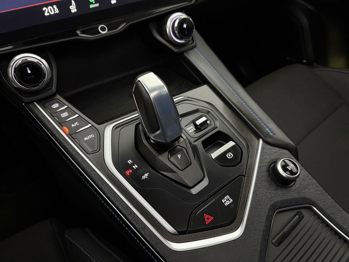 Lynk Co 01 1.5 262PK | Pano l LED l Sfeerverl. l 360° l Memory l Virtual l Carplay l Navi l Parkeersens.