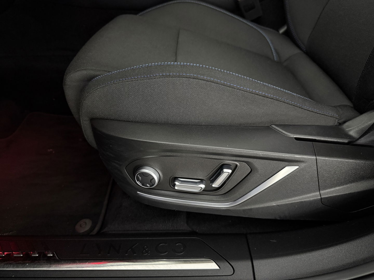 Lynk Co 01 1.5 262PK | Pano l LED l Sfeerverl. l 360° l Memory l Virtual l Carplay l Navi l Parkeersens.