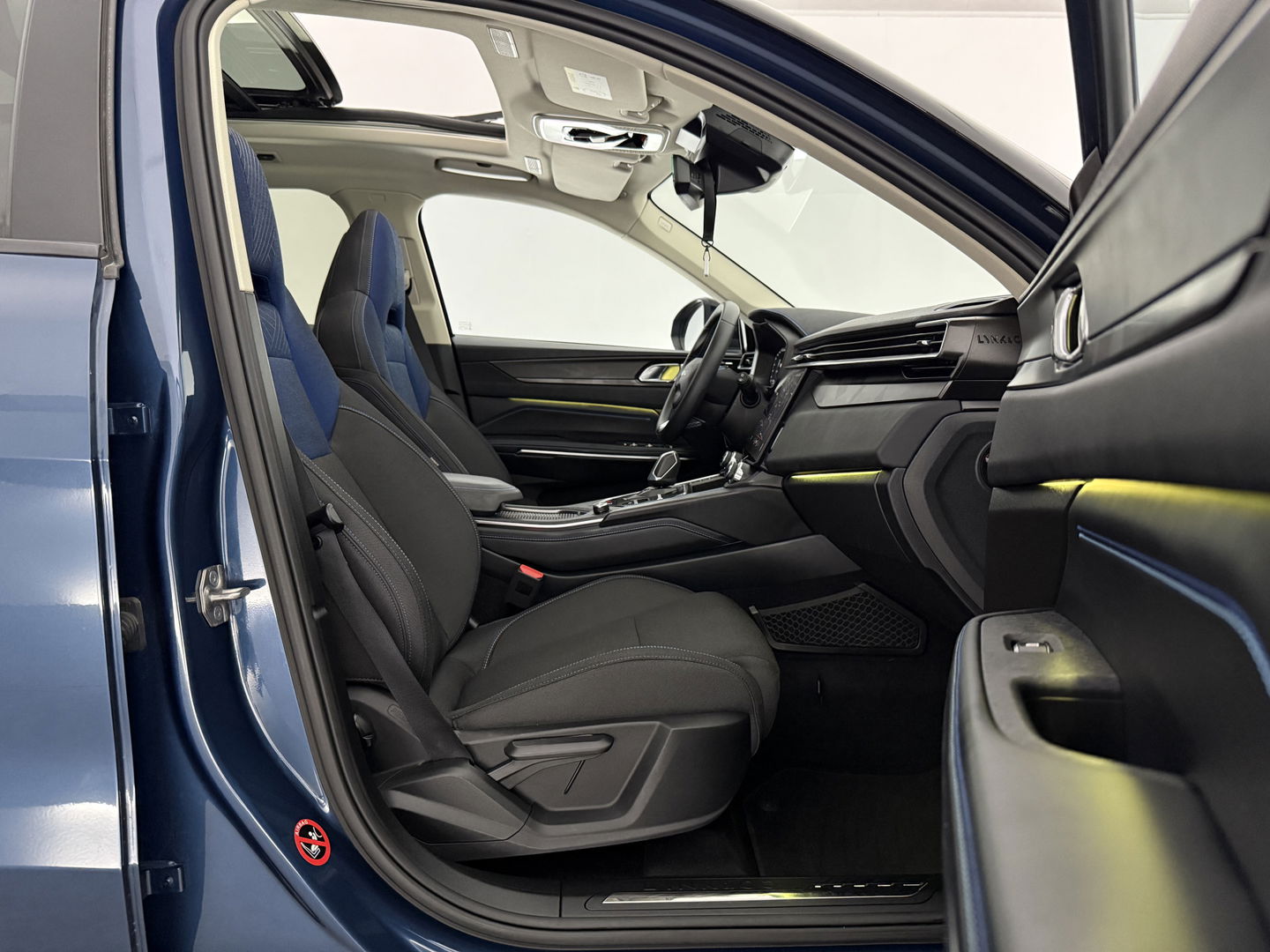 Lynk Co 01 1.5 262PK | Pano l LED l Sfeerverl. l 360° l Memory l Virtual l Carplay l Navi l Parkeersens.