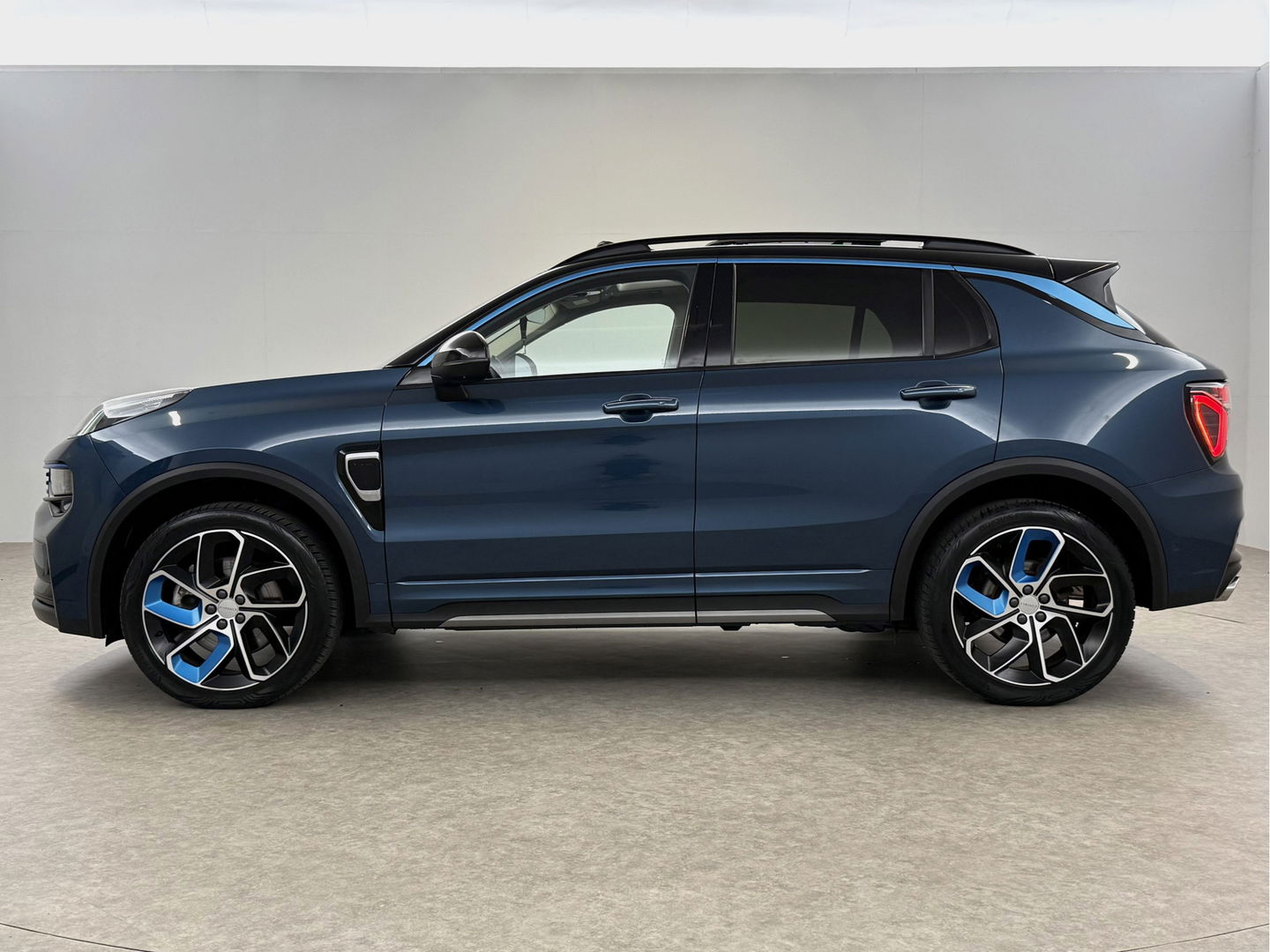 Lynk Co 01 1.5 262PK | Pano l LED l Sfeerverl. l 360° l Memory l Virtual l Carplay l Navi l Parkeersens.