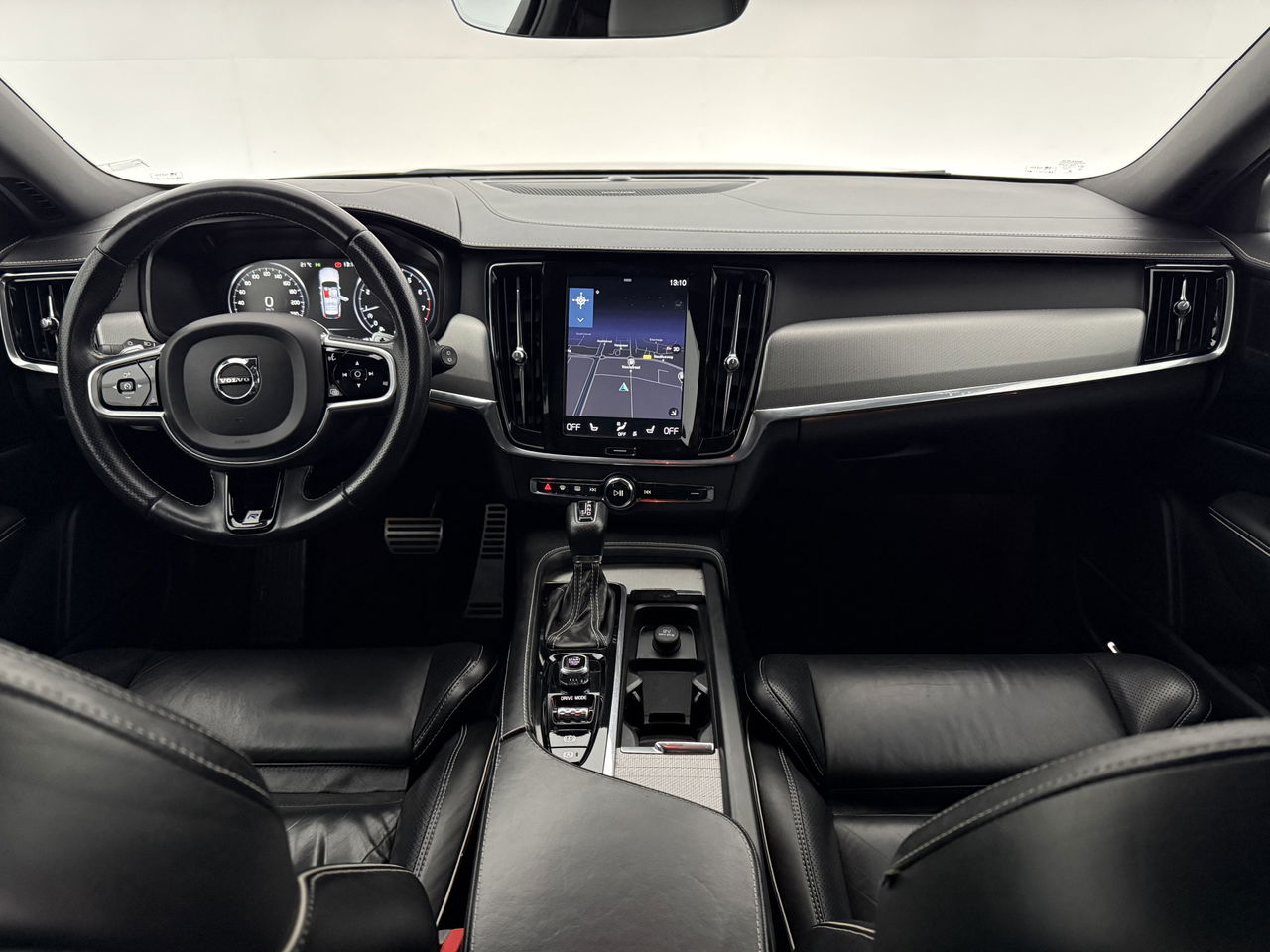 Volvo V90 2.0 T4 190PK R-Design | LED | Harman/Kardon | Trekhaak | Camera | Memory seats | Carplay | 20"LMV