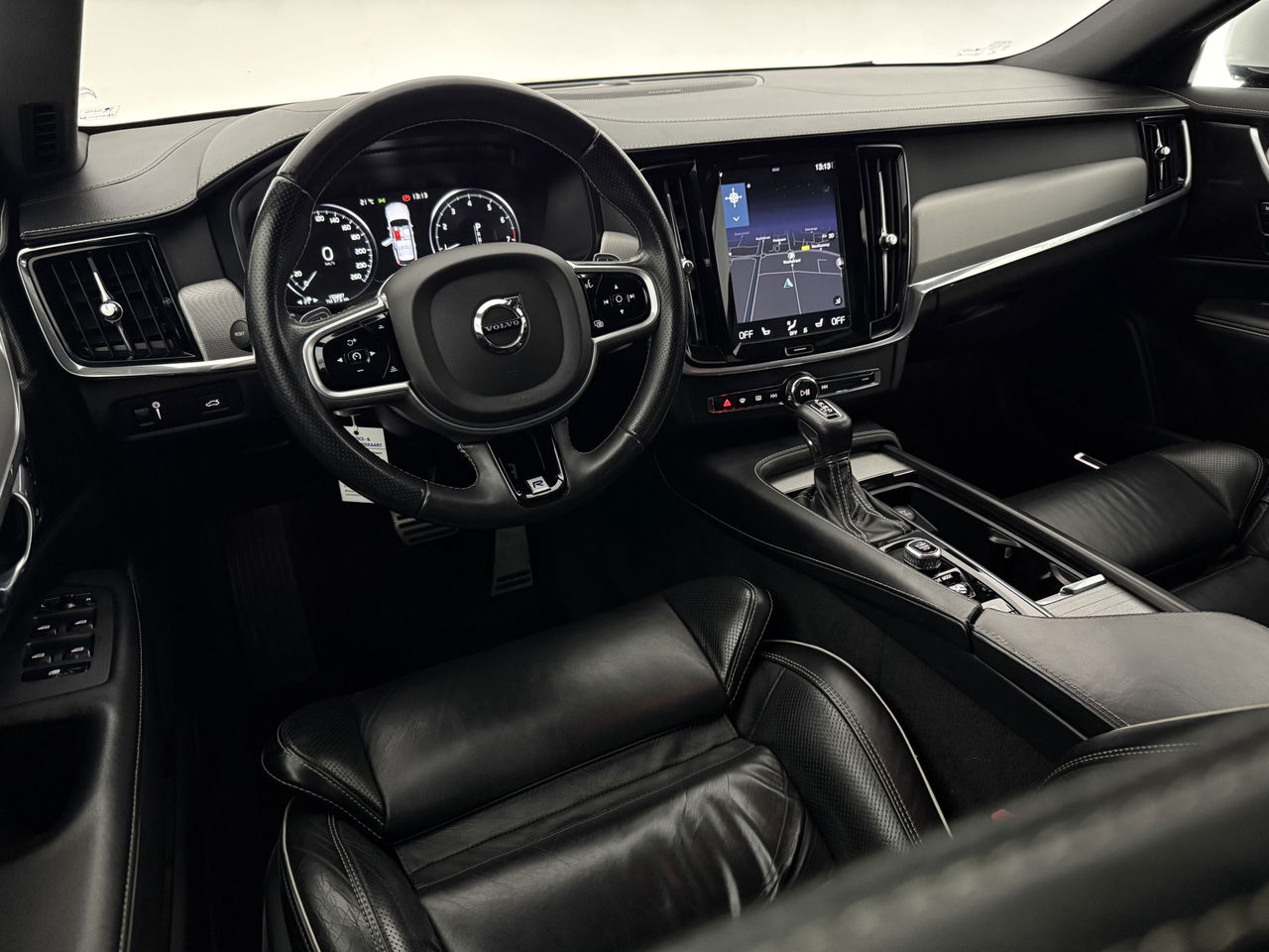 Volvo V90 2.0 T4 190PK R-Design | LED | Harman/Kardon | Trekhaak | Camera | Memory seats | Carplay | 20"LMV