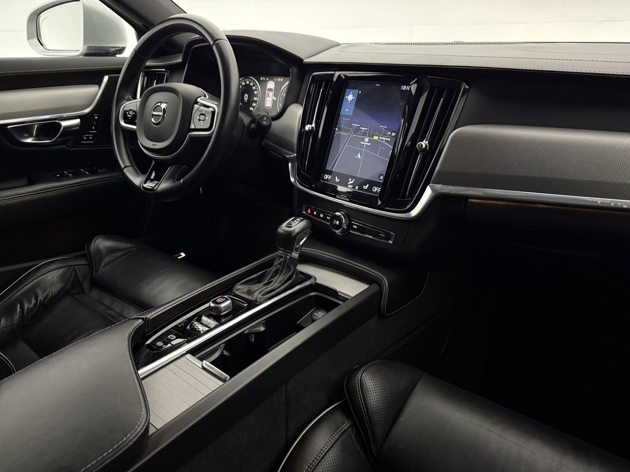 Volvo V90 2.0 T4 190PK R-Design | LED | Harman/Kardon | Trekhaak | Camera | Memory seats | Carplay | 20"LMV