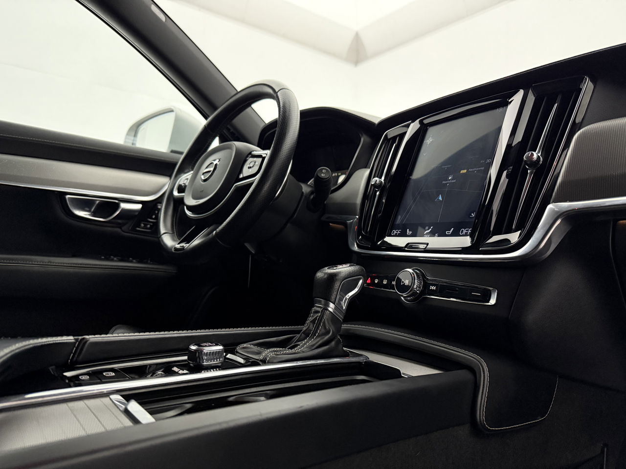 Volvo V90 2.0 T4 190PK R-Design | LED | Harman/Kardon | Trekhaak | Camera | Memory seats | Carplay | 20"LMV