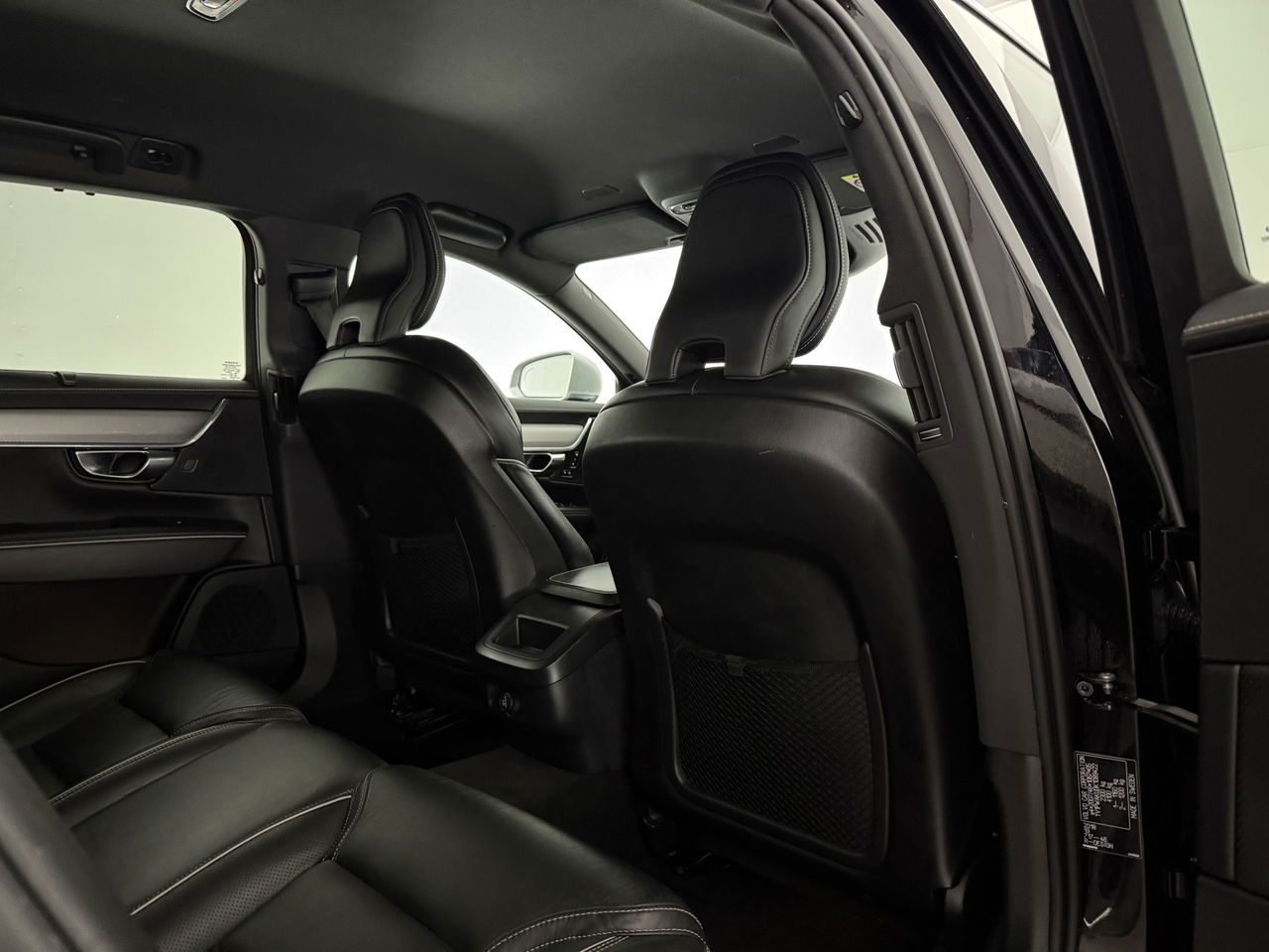 Volvo V90 2.0 T4 190PK R-Design | LED | Harman/Kardon | Trekhaak | Camera | Memory seats | Carplay | 20"LMV